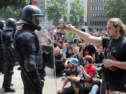 Algunos 'indignados' sostuvieron que la limpieza era una  excusa para liberar la plaza. EFE  /