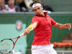 Roger Federer devuelve la bola a Janko Tipsarevic. EFE  /