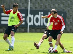 Gerardo Torrado maneja el balón en un entrenamiento de la Selección mexicana. MEXSPORT  /