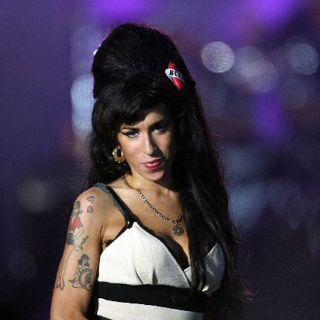 Amy Winehouse ingresa en una clínica de rehabilitación