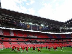 Los jugadores del Manchester United se preparan para enfrentar al Barcelona en Wembley. AFP  /