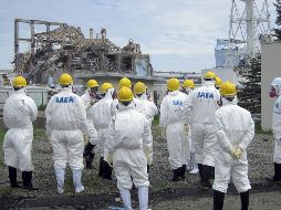 Expertos de la Agencia Atómica Internacional y miebros de TEPCO observan la maltrecha planta nuclear de Fukushima. EFE  /