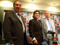 Julio Grondona (der.) y Diego Armando Maradona (c) durante su presentación como entrenador de la Selección argentina. MEXSPORT  /