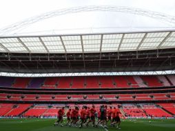 Los jugadores de Manchester United, se entrenan en el Estadio Wembley, donde se disputará la final de la Champions League. AFP  /