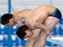 Julian Sánchez (D), durante selectivo de clavados en el 2009. MEXSPORT  /