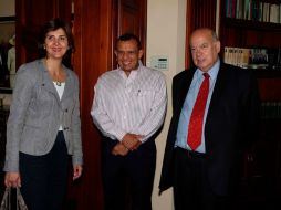 De izquierda a derecha: María Ángela Olguín, Porfirio Lobo y José Miguel Insulza. REUTERS  /