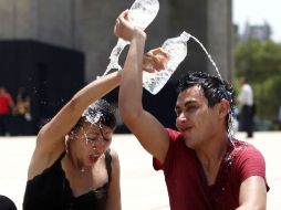 Ante la ola de calor, dos jóvenes se refrescan. EL UNIVERSAL  /