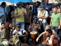 Multitud de personas se han concentrado, en apoyo a los indignados, en el centro de la plaza Cataluña de Barcelona. EFE  /