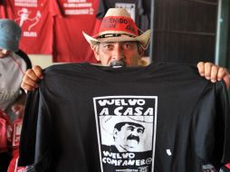 Simpatizantes del depuesto mandatario, Manuel Zelaya, han puesto a la venta diversos artículos para conmemorar su regreso. AFP  /
