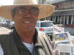 Tras un accidente, Nemesio Navejas Vázquez optó por la venta de periódicos. A. MUÑIZ  /