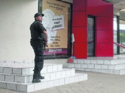 El nuevo reglamento ya no exige arcos detectores de metal en bancos, pero se mantienen elementos de seguridad y videocámaras. A. GARCÍA  /