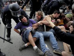 La policía antimotines se enfrentó a manifestantes en Barcelona. Más de 100 personas resultaron heridas. AFP  /