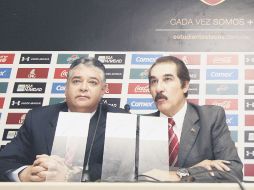 Carlos Leaño (izq.) reemplazó a su hermano Antonio (izq.) y su misión será la de salvar a Estudiantes Tecos del descenso. E. BARRERA  /