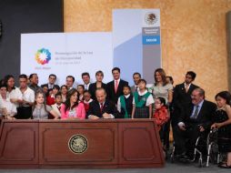 El Ejecutivo federal firma una legislación que pretende extender el apoyo y atención de la sociedad . EL UNIVERSAL  /