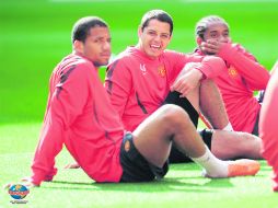 Javier Hernández (centro) y sus compañeros pisaron ayer la cancha de Wembley. GETTY IMAGES SPORT  /