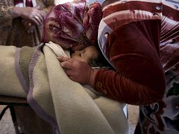Una mujer llora junto al cuerpo sin vida de un niño asesinado durante los enfrentamientos entre las fuerzas rebeldes. EFE  /