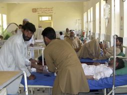 Varios heridos son atendidos después de que una bomba explotase en Salarzi, en el área de Bajaur. EFE  /