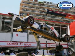 El auto del piloto tapatío quedó con serios daños, sobre todo del costado derecho, donde impactó con el muro. AFP  /