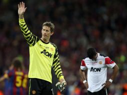 El portero de Manchester, Edwin van der Sar, al final del encuentro ante Barcelona en el Wembley. AFP  /