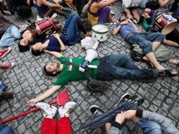 Manifestantes protestan contra el sistema político actual en solidaridad con 'indignados' de Barcelona. EFE  /