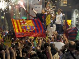 Aficionados del cuadro 'blaugrana' festejan en la fuente de Canaletas de las Ramblas de Barcelona. EFE  /