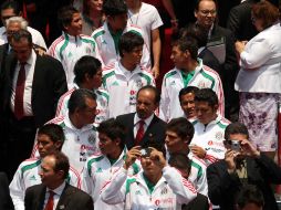 Los jugadores de la Selección Sub-17 y el director técnico, Raúl Gutiérrez, en el sorteo del Mundial FIFA Sub 17. MEXSPORT  /