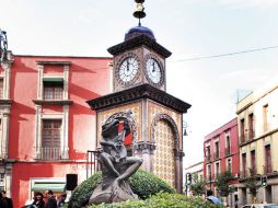 La construcción de esta maquinaria formó parte de los festejos del Centenario de la Revolución de 1910, el reloj es de origen otomano.  /