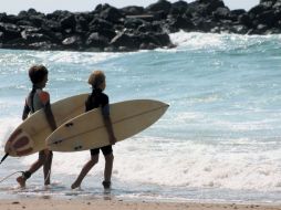 Los martes se les enseña a mantenr el equilibrio sobre la tabla de surf.EL UNIVERSAL  /