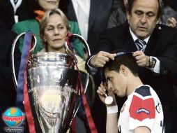 Michel Platiní, presidente de la UEFA, entrega la medalla de subcampeón a 'Chicharito'. EFE  /