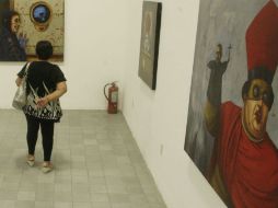 El pintor Humberto López, “El Brujo”, presenta diferentes formas de mentir.  M. FREYRÍA  /