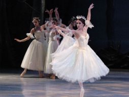 Slawka Ladewing señala que “la mejor propuesta que tenemos como compañía profesional es el Ballet de Monterrey”.ESPECIAL  /