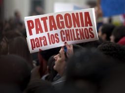 Un hombre sostiene una pancarta en Santiago de Chile, en protesta por preservar la Patagonia. EFE  /