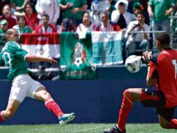 Jorge Torres Nilo fue el autor del tanto mexicano, en la imagen dispara al arquero Máximo Banquera.EFE  /