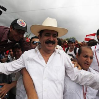 Presidente hondureño recibe a Zelaya en Casa Presidencial