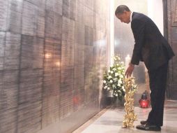 Obama visitó el monumento a la víctimas del accidente aéreo en el que falleció el presidente Lech Kaczynski. EFE  /