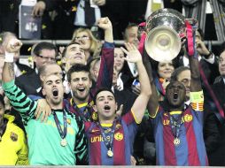 Eric Abidal levanta la ''orejona'' portando el gafete de capitán de manera extraordinaria por instrucciones de Guardiola. AP  /