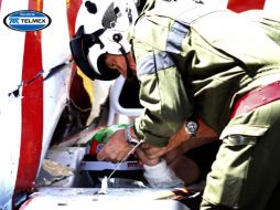 Checo Pérez es atendido en la pista por el médico. EFE  /