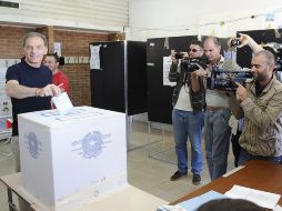 El candidato de centroderecha a la alcaldía de Nápoles Gianni Lettieri introduce su voto. EFE  /