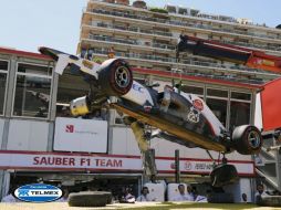 El monoplaza del piloto tapatío Sergio Pérez es retirado de la pista tras el choque. EFE  /