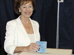 La candidata a alcaldesa de Milán, Letizia Moratti, introduce su voto durante la segunda vuelta de los comicios en Milán. EFE  /
