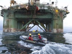 Greenpeace junto a la torre de perforación Leiv Eiriksson con un kit de supervivencia con comida y agua. EFE  /