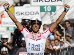 Alberto Contador celebra tras llegar a la meta de la última etapa del Giro de Italia. REUTERS  /