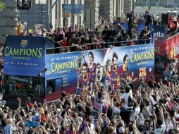 Un gran número de gente se une al festejo del Barcelona por el título de la Champions League. EFE  /