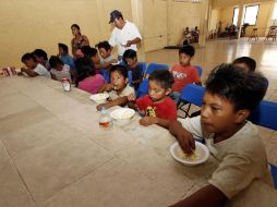 En la foto, niños llevados a un albergue de Cancún, tras ser evacuados de la población afectada por incendio. EFE  /