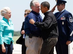 El presidente Barack Obama saluda al gobernador Jay Nixon tras su arribo a Joplin. REUTERS  /