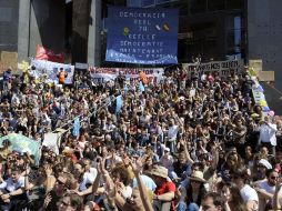 Los asistentes a la movilización en la plaza exhibieron una gran pancarta con el lema 'Democracia real ya'. AFP  /