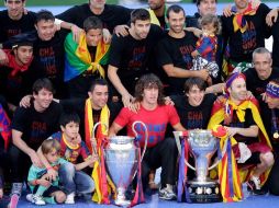 Los jugadores blaugrana con 'la orejona' en el Camp Nou. REUTERS  /