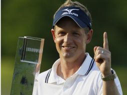 El inglés Luke Donald posa con su trofeo del torneo. AP  /