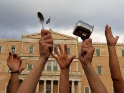 Griegos se reúnen con cacerolas de forma pacífica en la plaza Sintagma para reclamar por las medidas de auteridad del gobierno. EFE  /