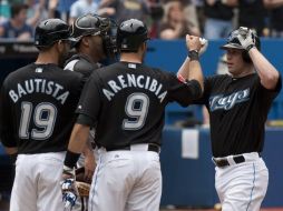 El segunda base Aaron Hill, celebra con sus compañeros. AP  /